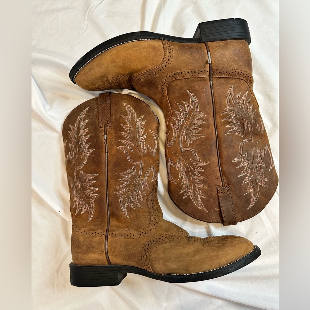 Ariat western style boot unisex size 9.5B preowned blue/pink detail stitching